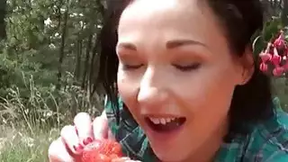 لطيف gf يحاول ممارسة الجنس الشرجي مع المتأنق قرنية في الغابة