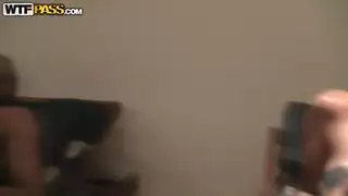 كلية الكتاكيت الذهاب البرية مع الجنس في عطلة