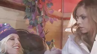 مثليات يمسح بعضهم البعض الهرات رطبة لذيذ