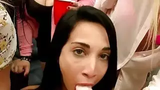 التعهدات جردت ثم اللسان الصعب ديك وجعل