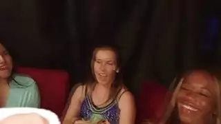 تتأرجح الديوك المتأرجحة النساء جنسيا