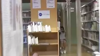 الملاعين لاتينا الطالبة في المكتبة نقدا