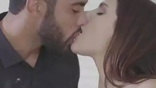 فاتنة الساخنة تهب الديك في المطبخ