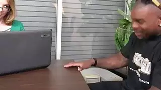 Kiki Daire يجرؤ زبائين الديك الأسود الكبير لوشمها المشاغب قرنية حلق كس