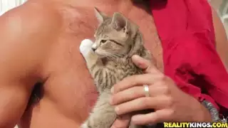 رجل يأكل البيتزا من الحمار من شقراء فاتح للشهية