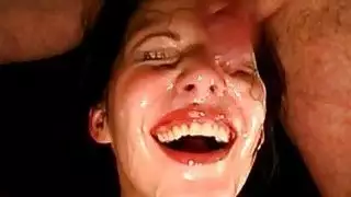 وجه فاتنة مليء بعصير الديك