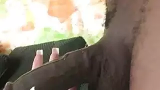 شقراء يحاول HANDJOB ديك أسود