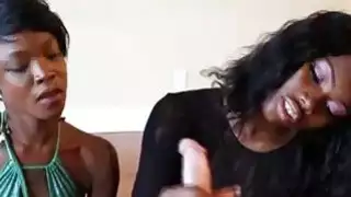 اثنان قرنية Ebonies علامة فريق أبيض Guys الديك الكبير
