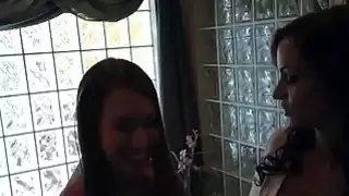 في سن المراهقة امرأة سمراء اشلي سخيف كبير قضيب كبير الثدي