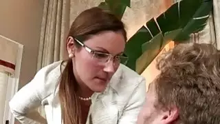 جبهة تحرير مورو الإسلامية و doughter على الأريكة على السرير