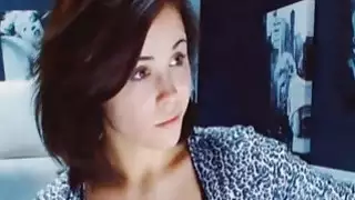لطيف CamBabe تمتص لها دسار وتمارس الجنس مع نفسها