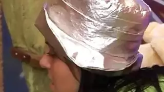 تغيير الشاطئ في سن المراهقة وفتاة في سن المراهقة السوداء دسار شعر كيم وأصلع جانيت