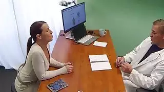 اشتعلت ممرضة الطبيب الانفجارات المريض