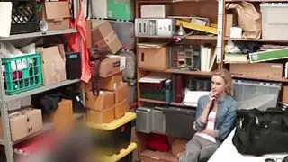 بلوندي إيما الهيكس يحصل اشتعلت واستغل من قبل الشرطي الشرطي