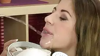 الفراخ ندف بعضها البعض والحصول على المتعة للتبول