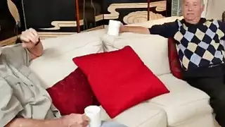 المراهقين سخيف الرجل البالغ من العمر الثلاثي لعق كس اسلوب هزلي