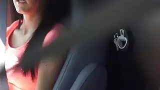يحصل الحصول على مكبل فاتنة سابرينا ومارس الجنس داخل السيارة
