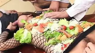 تحول طراز AV الياباني إلى طاولة صالحة للأكل للرجال