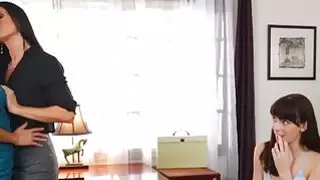 نيكي دانييلز تساعد هانا هارتمان في حياتها الجنسية
