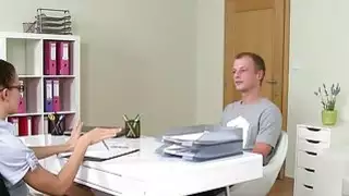 تمتص الوكيل الإناث على الأريكة
