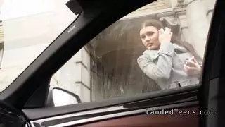 في سن المراهقة مفلس يأخذ الشرج في المقعد الخلفي