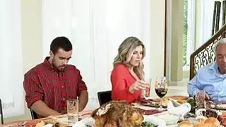 STEPMOM كوري تشيس سخيف مع زوجين في سن المراهقة بعد العشاء