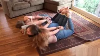 3 بنات تعادل ومكمم