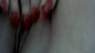 أنيقة مع المسامير الحمراء الطويلة تلعب مع البظر في الفيديو الجنس محلية الصنع