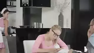 فاتن فاتنة كريستين كورتني وأنيا كينسكي في الثلاثي الحسية