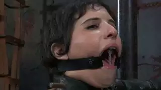 كبير الكلبة العصير مارينا يحصل لها فم القذرة مارس الجنس بطريقة BDSM