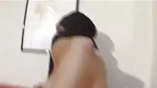 امرأة سمراء يظهر وجهها والملاعين