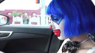 في سن المراهقة في زي مهرج ضجيجا في الهواء الطلق إلى شاعر المليون
