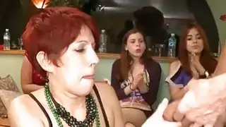يحصل playgirl محظوظ لامتصاص مقبض ترصيع كريمة