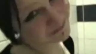 توفر امرأة سمراء مثقوبة رجل قابل للتو مع HANDJOB في المرحاض