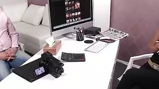 تمتص الوكيل الإناث الديك للهواة الرجل