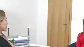 نموذج الشعر الداكن يأكل عامل أنثى اليورو