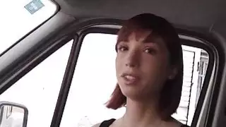يحصل قصفت امرأة سمراء تينا من قبل ديك كبيرة