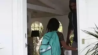 يحصل خبطت مطيع و امرأة سمراء هولي هندريكس في الحمار من قبل الجيران