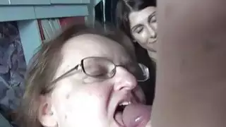 OmaHunter Chubby ينضج مع الفتيات في سن المراهقة والقديمة م