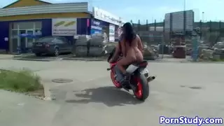 عراة الهواة eurobabe مثار من قبل الميكانيكيين