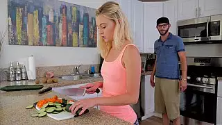 يحصل دمر Bratty شقراء