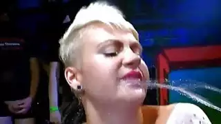 غريب وقحة شقراء لديه صنم لالدبابيس التبول على أسلوب bukkake لها