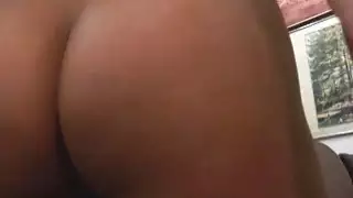 كلية في سن المراهقة يعطي Pawnshop صاحب اللسان للتذاكر