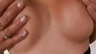 شقراء الجدة يلعب سارة مع كس وكبيرة الثدي قبل الحصول مارس الجنس من قبل عشيق السوداء