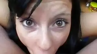 الهاوي في سن المراهقة صديقة كامل اللسان مع تجميل الوجه s