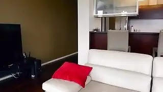 فرخ أسود مع ضخمة الثدي إعطاء الرأس إلى قضيب أبيض
