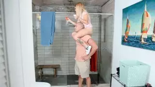 يحصل dicked الفرخ صغيرة إلى أسفل
