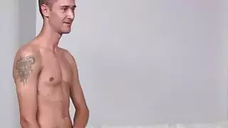يلعق الرجل النحيف العضو التناسلي النسوي لسيدة اليورو