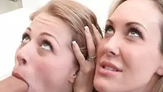 تلعب Playgirl والأم البري مشاركة مقبض مفعم بالحيوية