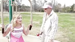 اليكسا غريس يحصل على تيار بارد من jizz الصحيح عبر وجهها